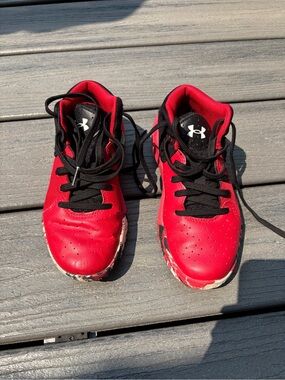 Under Armour Red and Black Kids' Basketball Shoes Size 1